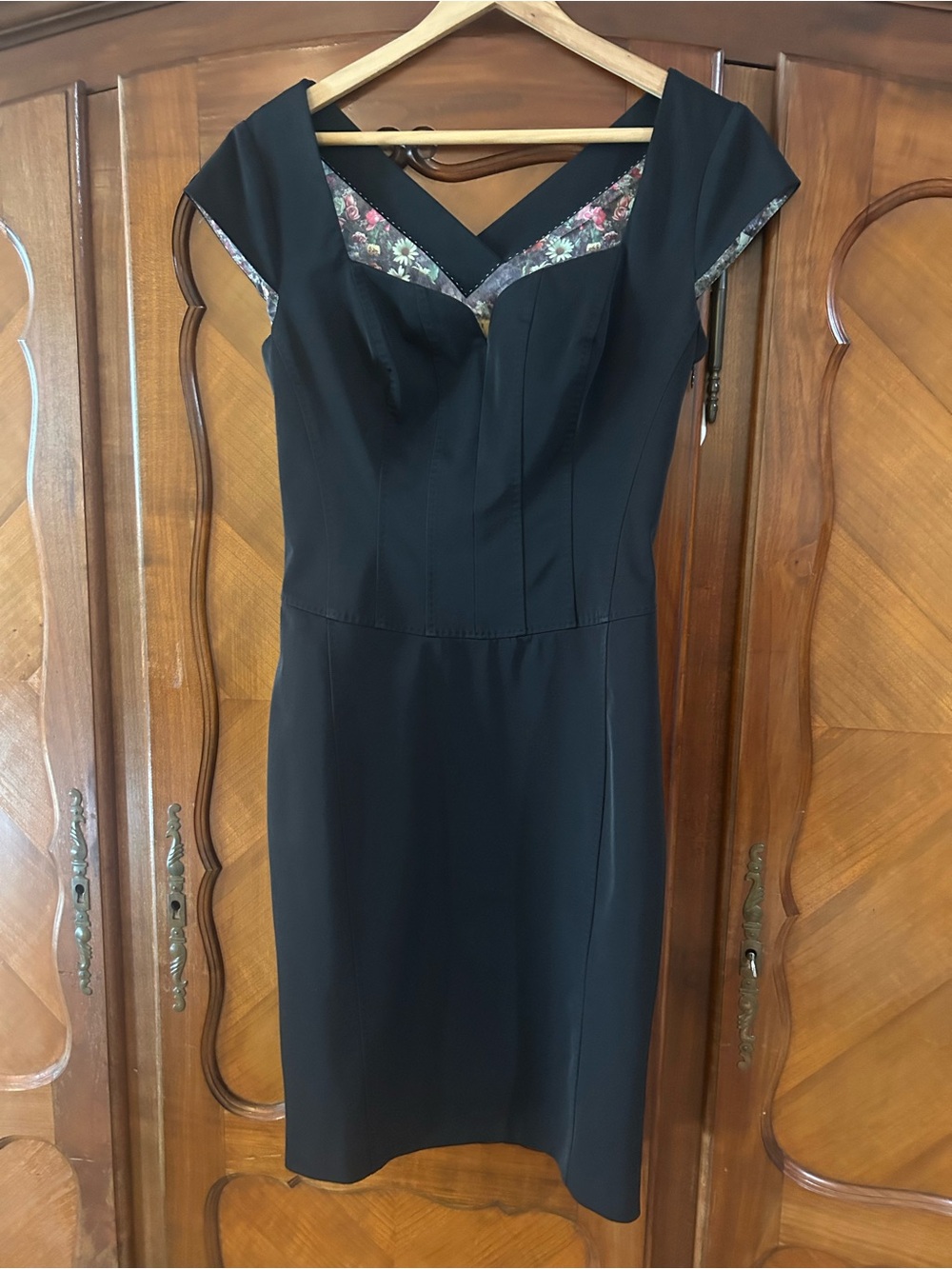 Ted Baker Classic Black Cap-Sleeve Sheath Dress with Floral lining size 2 # 1158